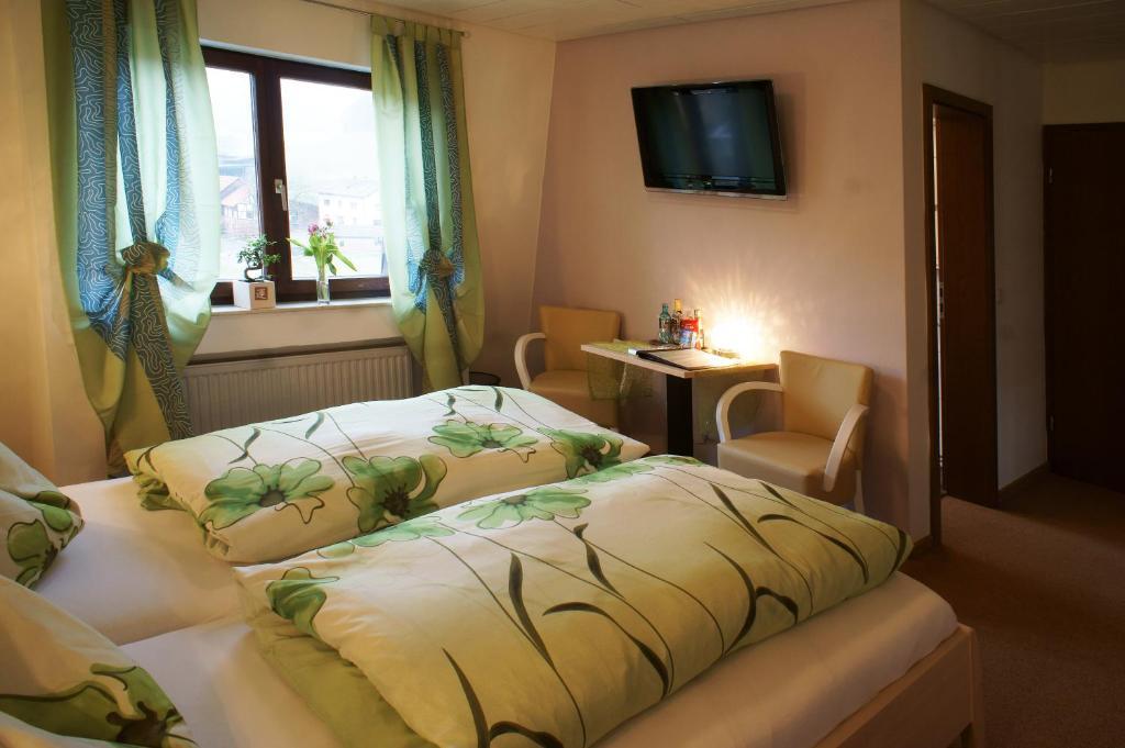 Hotel Gruener Baum Mit Restaurant & Wellness Oberzent Pokoj fotografie